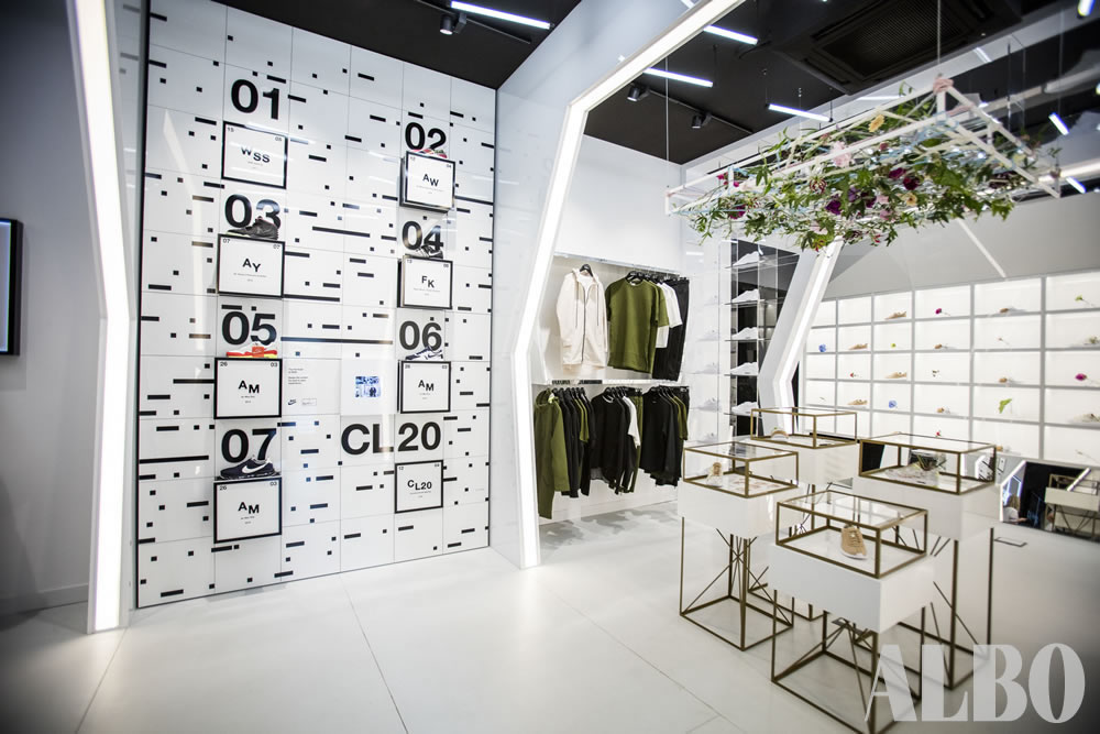 Meble do Sklepu Odzieżowego Warsaw Sneaker Store width=