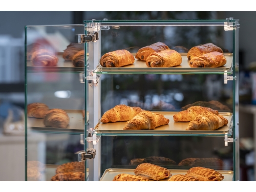 wyposazenie-piekarni-pastry-display-case-regaly-piekarnicze-producent-witryna-bufetowawyposazenie-cateringowe-bakery-display-cases